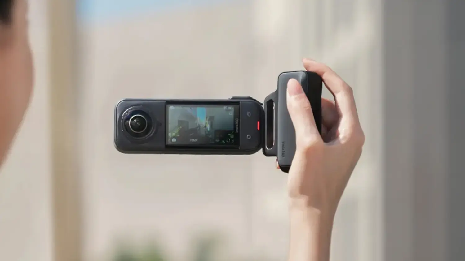 Žena fotící s držákem Insta360 X5 Photography Grip