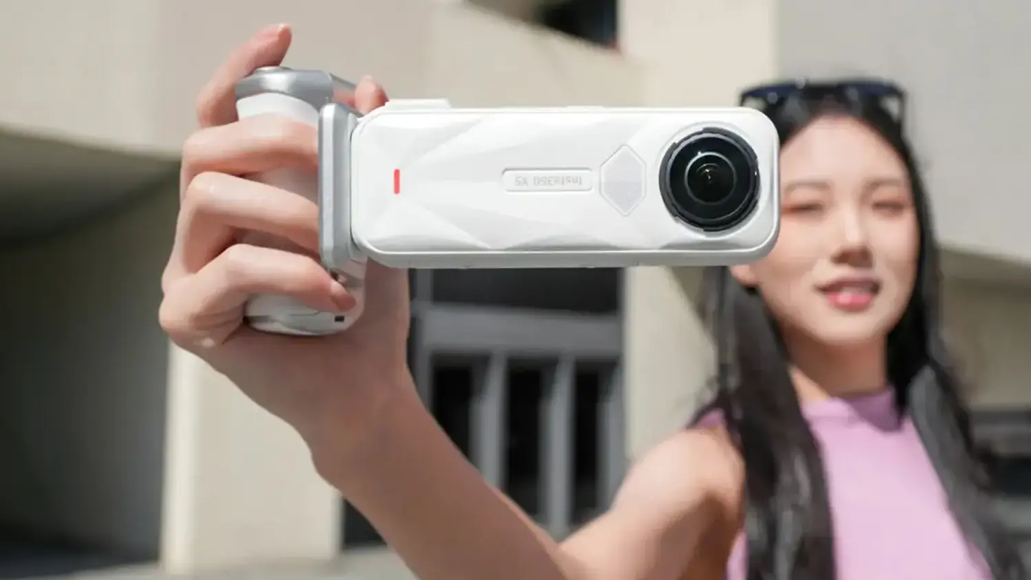 Žena fotící s držákem Insta360 X5 Photography Grip