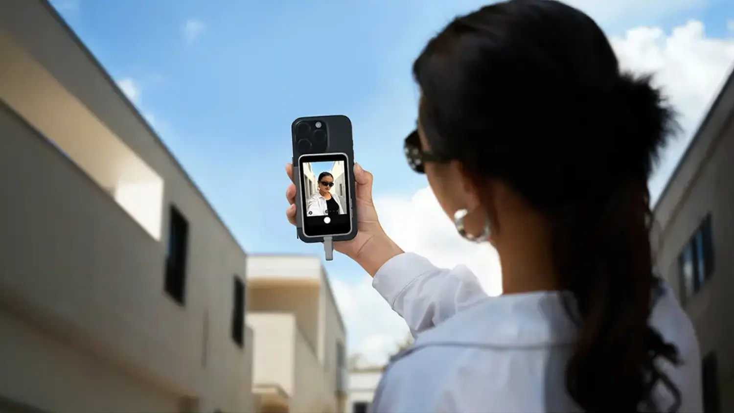 Žena fotografuj&uacute;ca sa s pomocou displeja Insta360 X5 Selfie Snap Screen