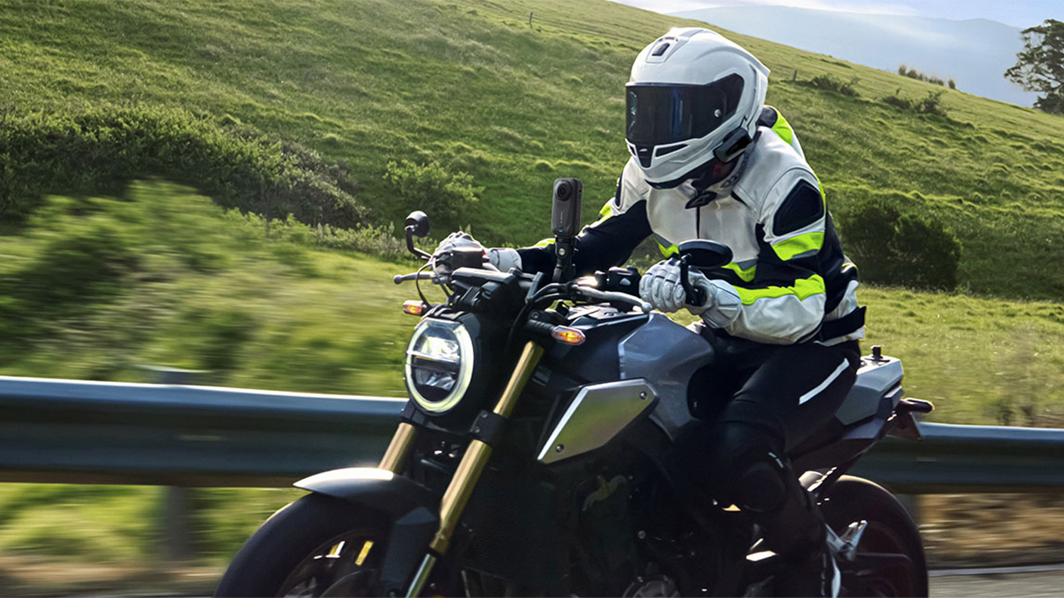 Motorkář s kamerou na řídítkách