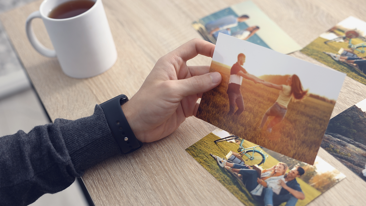 Muž si prohlíží fotografie