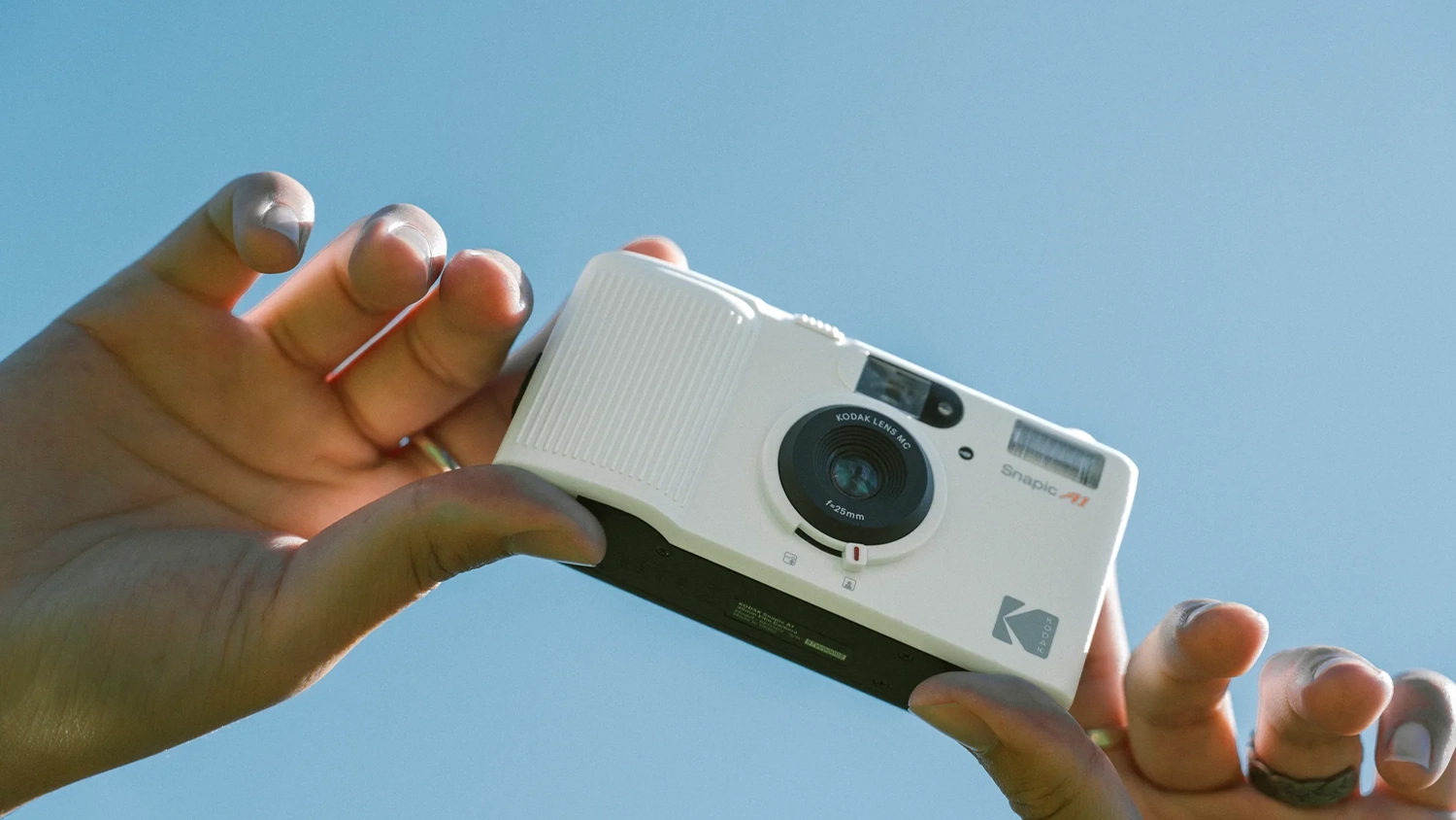 Fotoaparát Kodak Snapic A1 Ivory White v rukou