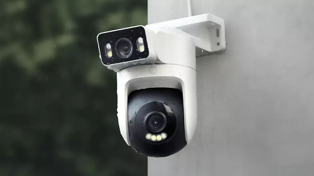Bezpečnostní outdoor kamera Xiaomi CW500 Dual EU instalovaná na zdi, za deště_03