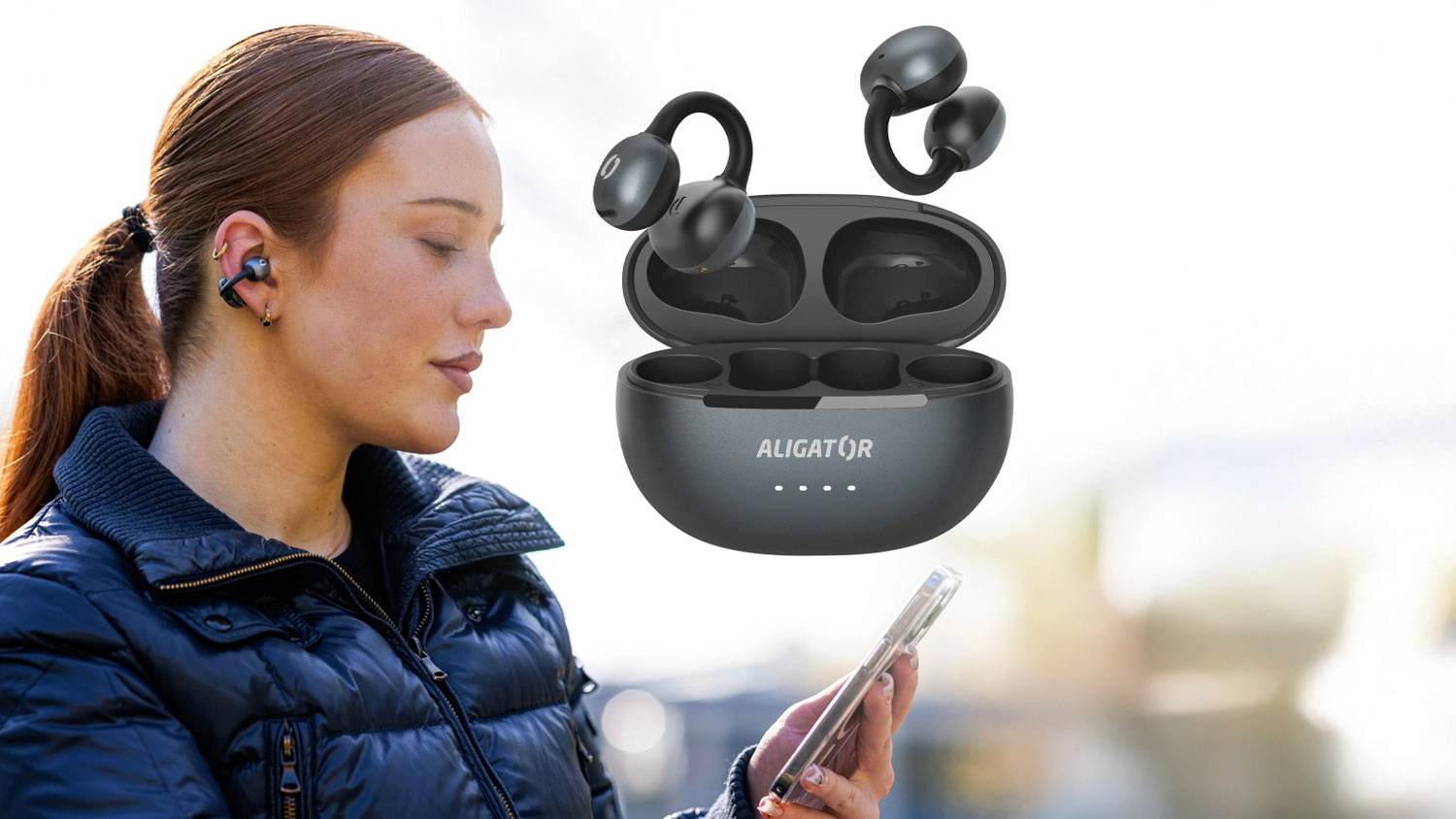 Žena má v uších sluchátka ALIGATOR Clip a pouští si hudbu pře mobil