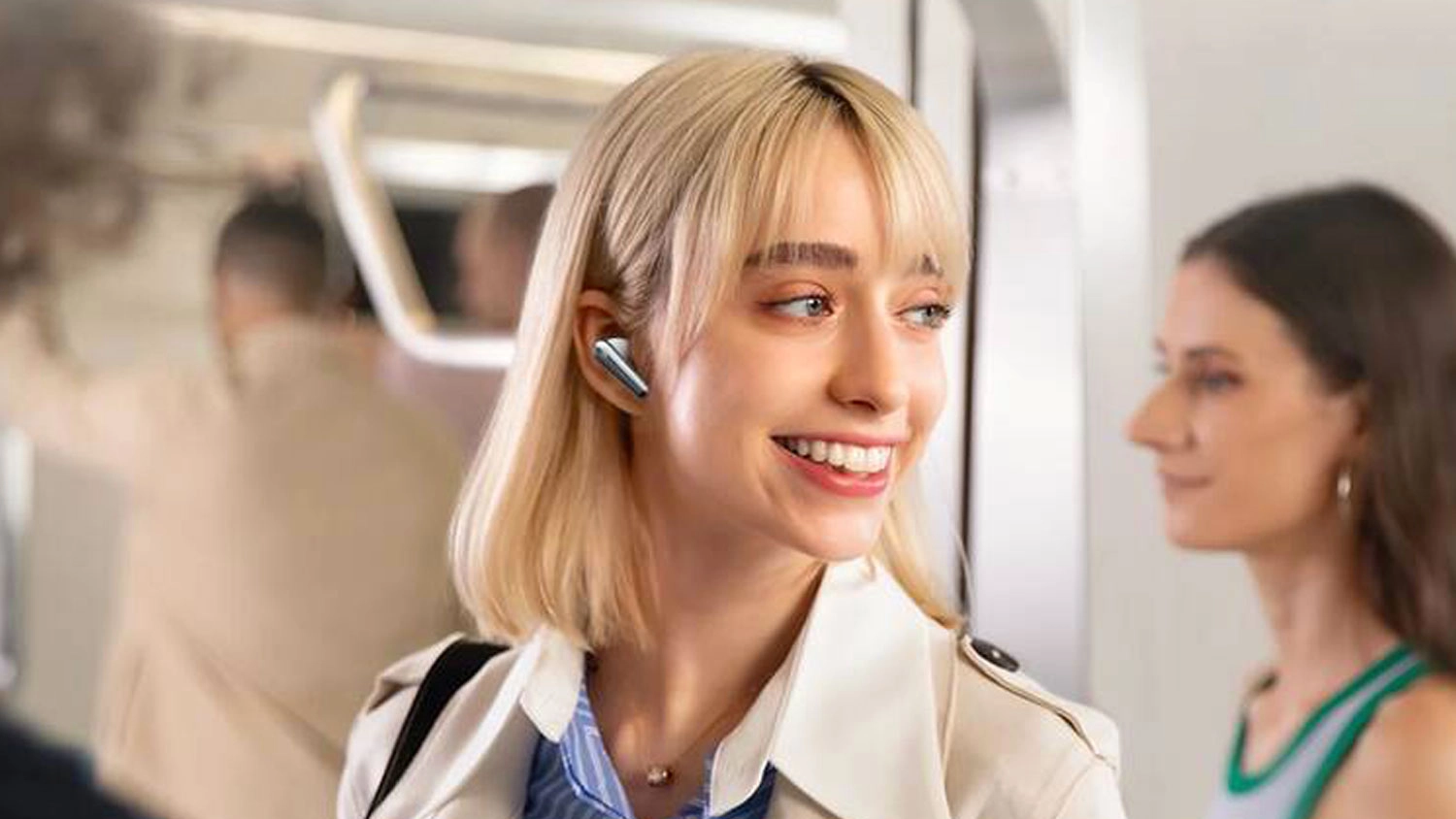 Žena so sl&uacute;chadlami Anker Soundcore Liberty 4 Pro s technol&oacute;giou ANC v u&scaron;iach