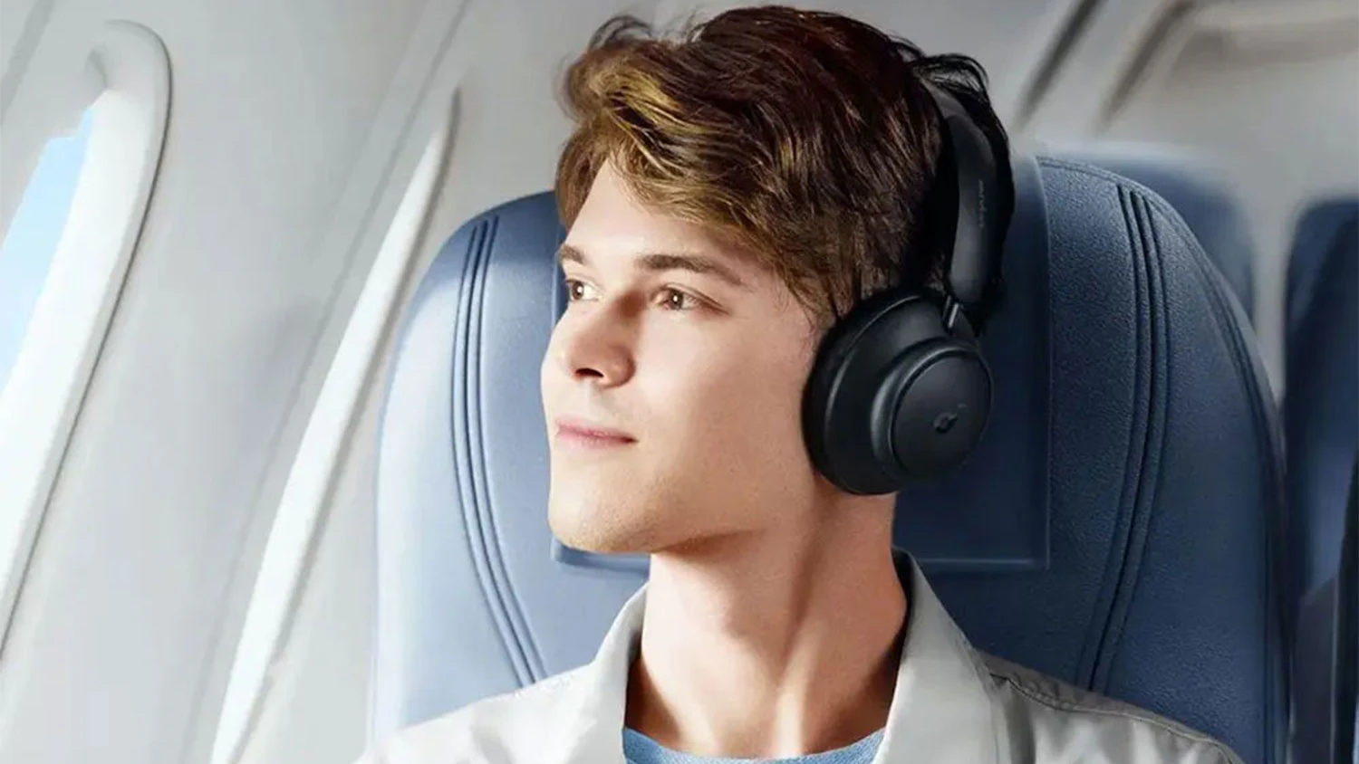 Muž so slúchadlami Anker Soundcore Space Q45 v lietadle