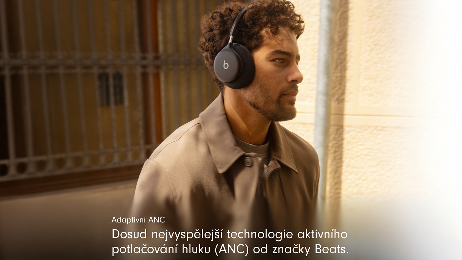 Muž so slúchadlami Beats 360 a opis ANC