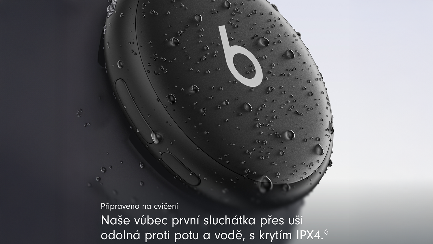 Detail slúchadla s kvapkami vody s dôrazom na krytie IPX4