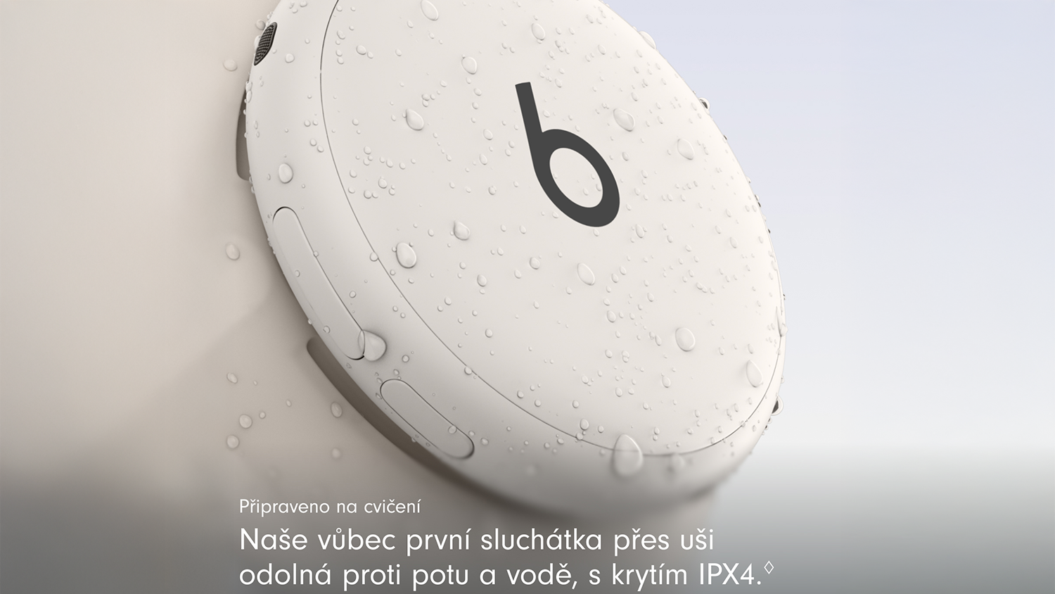 Detail slúchadla s kvapkami vody s dôrazom na krytie IPX4