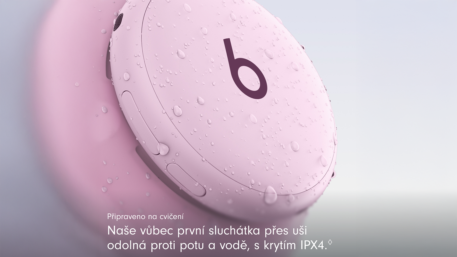 Detail slúchadla s kvapkami vody s dôrazom na krytie IPX4
