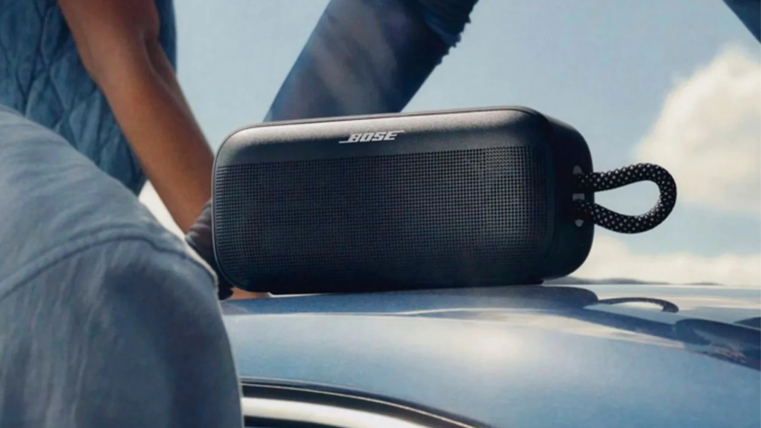 Reproduktor Bose na streche auta