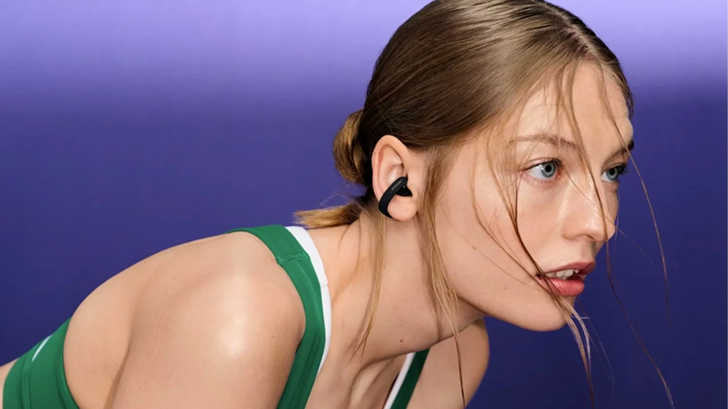 Žena s bezdr&ocirc;tov&yacute;mi sl&uacute;chadlami Bose Sport Open Earbuds Black