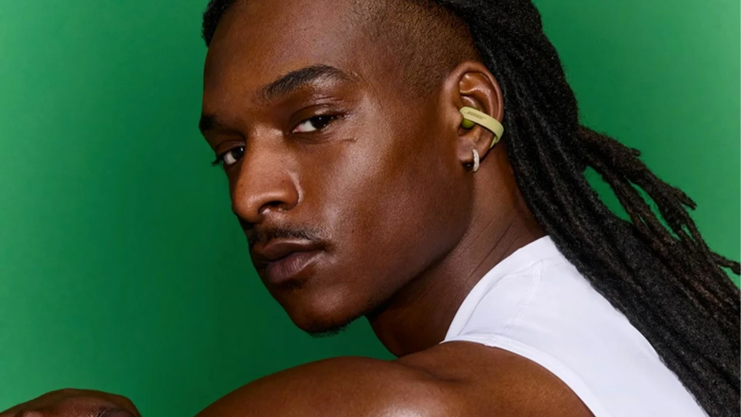 Muž s bezdr&ocirc;tov&yacute;mi sl&uacute;chadlami Bezdr&ocirc;tov&eacute; sl&uacute;chadl&aacute; Bose Sport Open Earbuds Eucalyptus Green