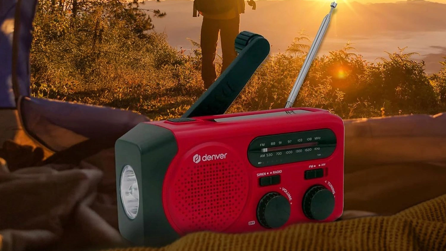 Muž v př&iacute;rodě při z&aacute;padu slunce a r&aacute;dio Denver SCR-2010MK2