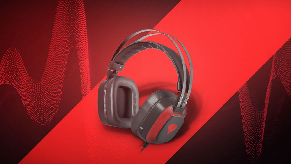 Sluchátka Genesis Radon 720 na červeném pozadí_02
