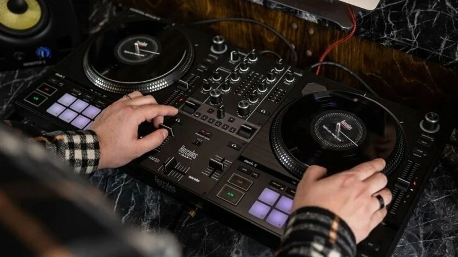 Muž hraje na Hercules DJControl Inpulse T7