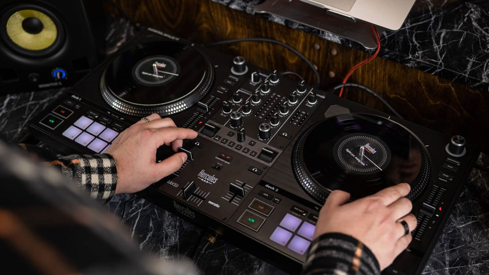 Ruce DJ na mix&aacute;žn&iacute;m pultu Hercules DJControl Inpulse T7_02