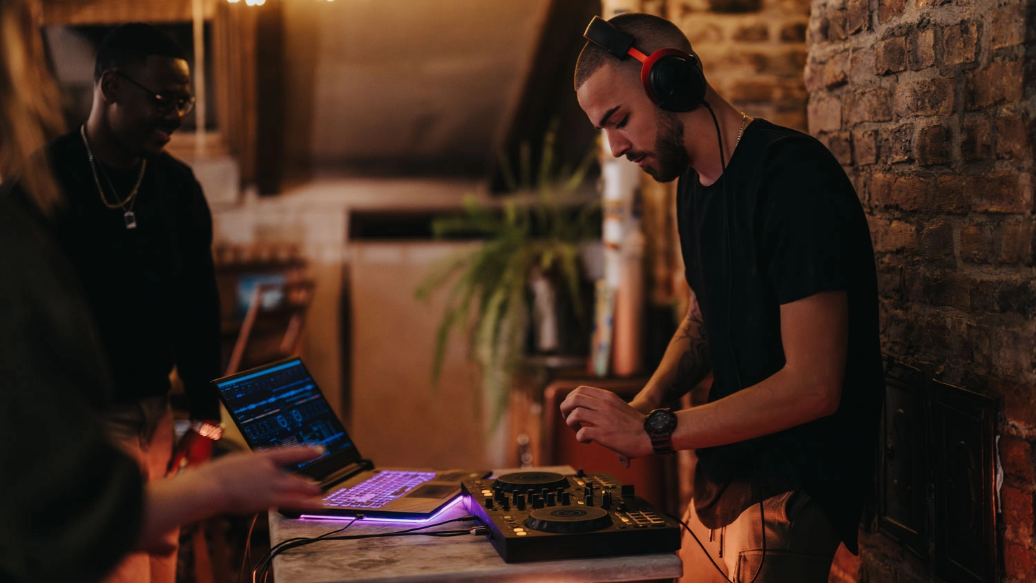 Muž m&iacute;chaj&iacute;c&iacute; hudbu na mix&aacute;žn&iacute;m zař&iacute;zen&iacute;