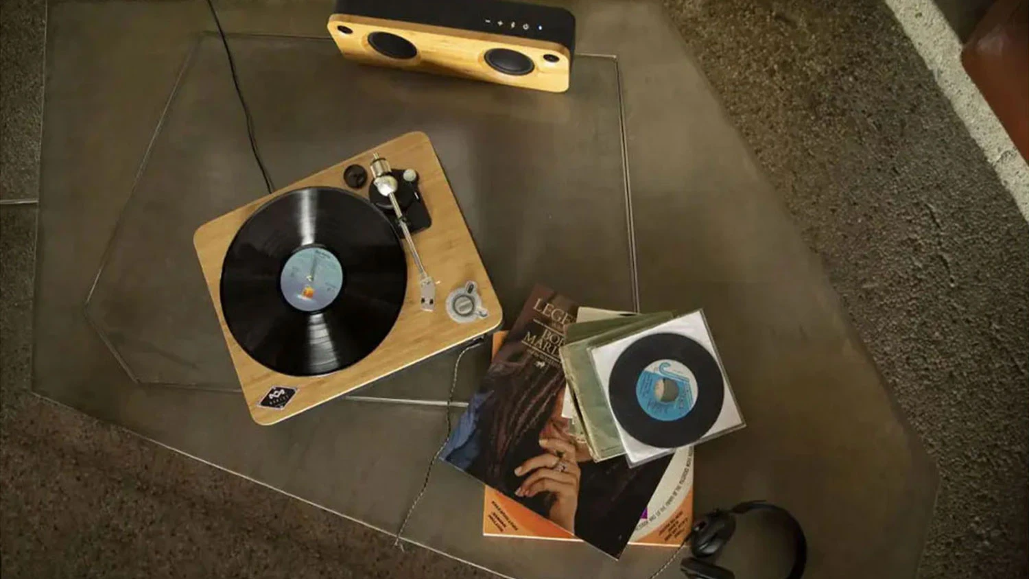 Gramof&oacute;n House of Marley Stir It Up na stole s doskami