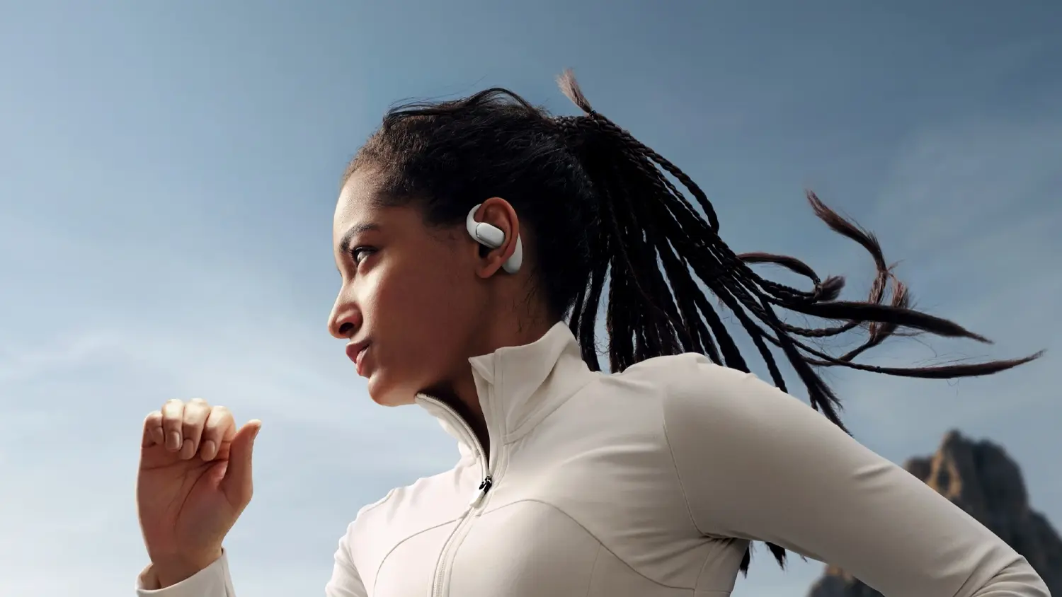 Žena nos&iacute;c&iacute; bezdr&aacute;tov&aacute; sluch&aacute;tka Huawei FreeArc