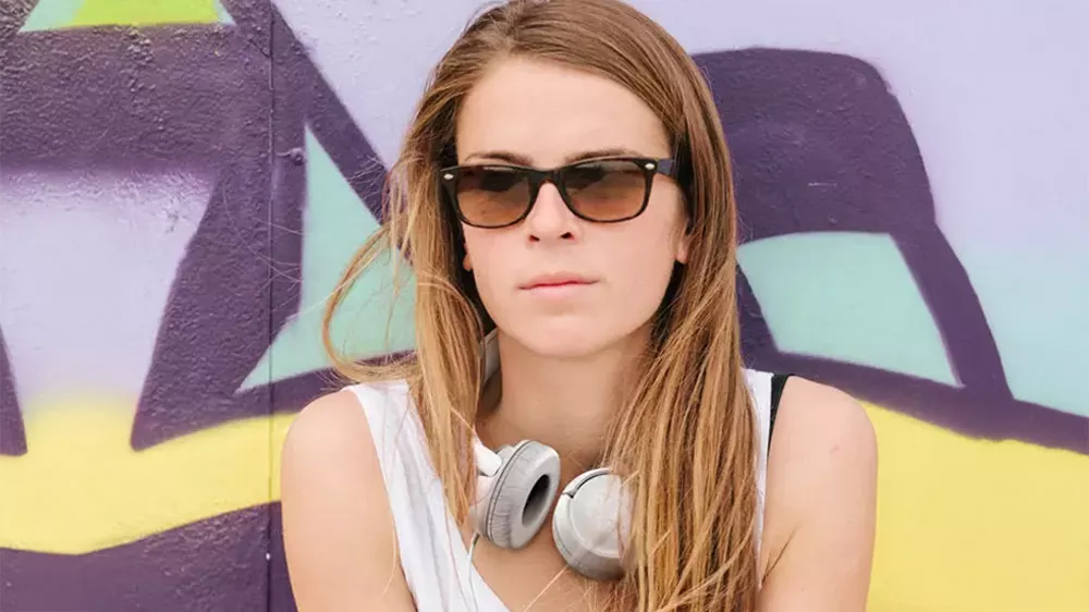 Žena se sluch&aacute;tky JBL Tune 500 White_03