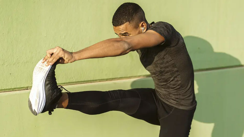 Sportující žena se sluchátky JBL Endurance Run 2 Wireless White_02