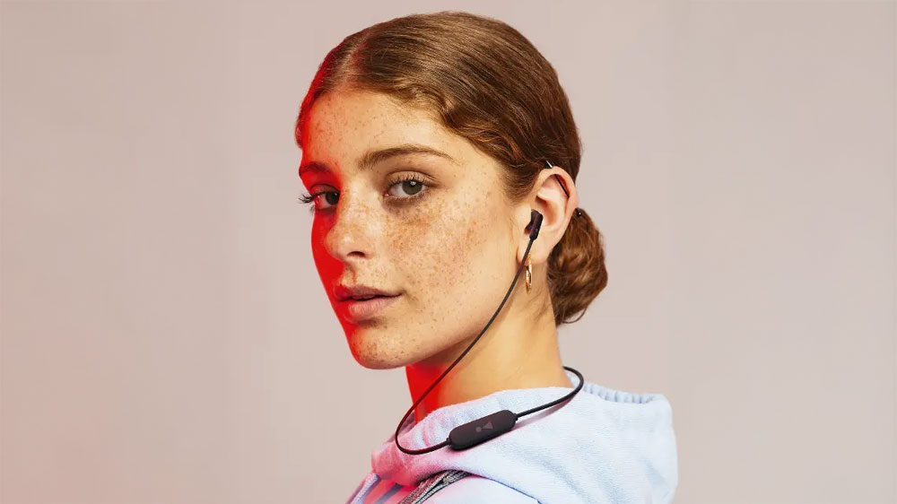 Žena má na uších sportovní sluchátka JBL Tune 215BT Black_02