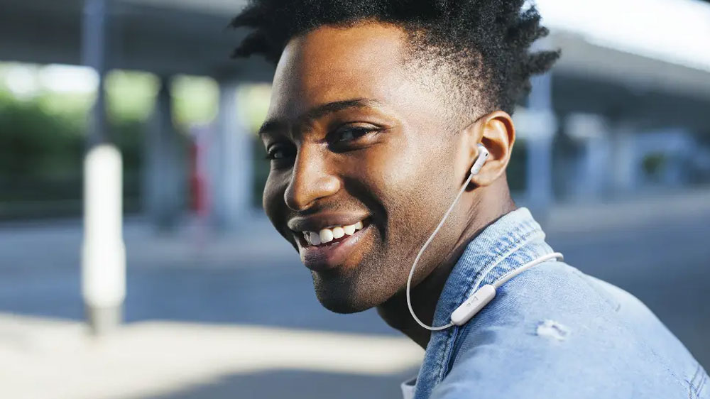 Žena má na uších sportovní sluchátka JBL Tune 215BT White_02