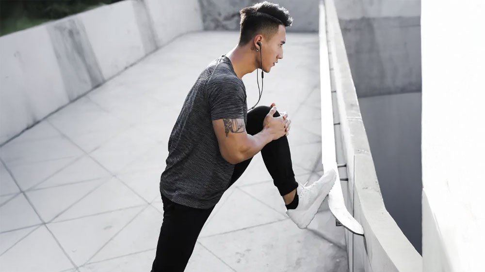 Sportující muž se sluchátky JBL Endurance Run 2 Wired Black_02