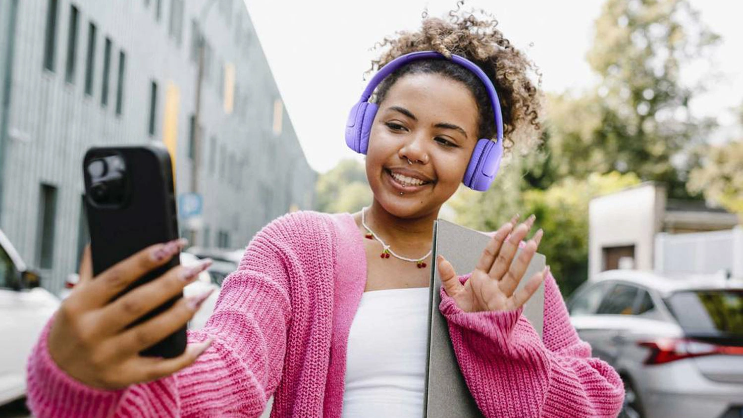Žena počas telefonátu so slúchadlami JBL Tune 530BT.