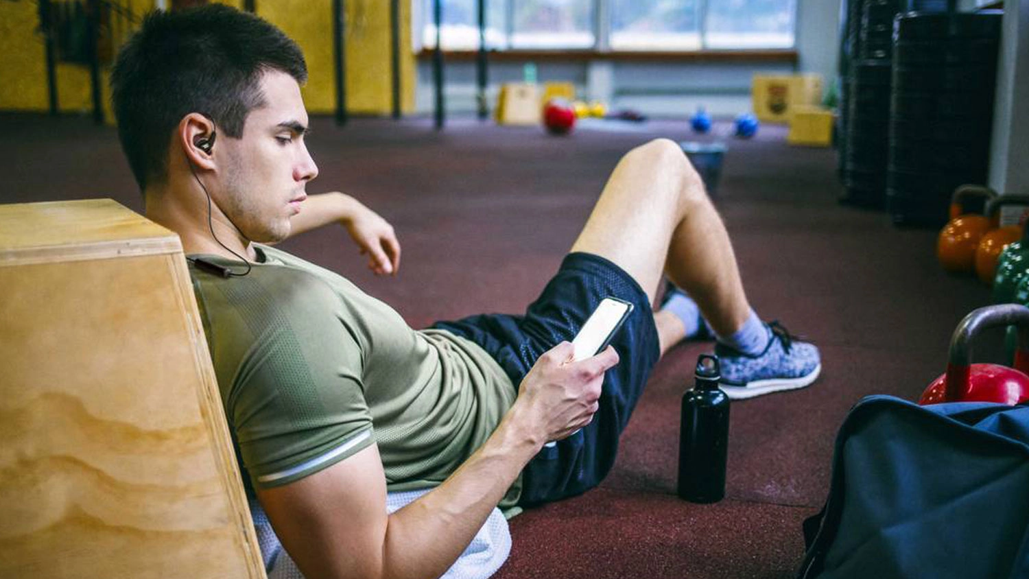 Muž poslouchá hubdu se sluchátky JBL Endurance Run3 BT.