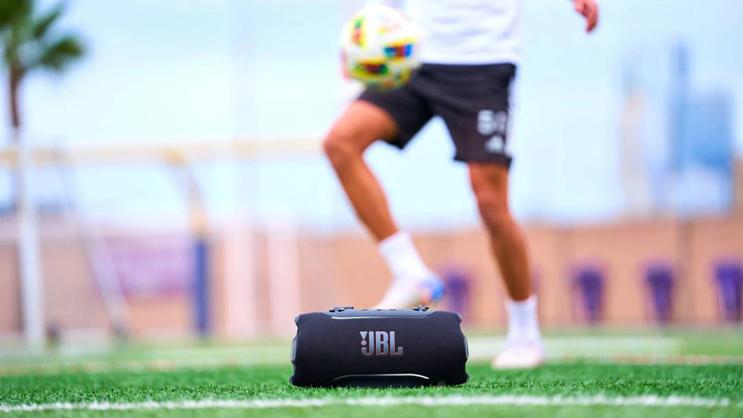 Reproduktor JBL Extreme 5 na hřišti
