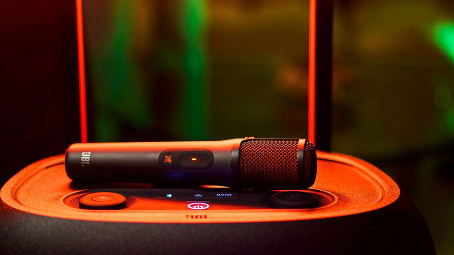 Mikrofon JBL položen&yacute; na reproduktoru