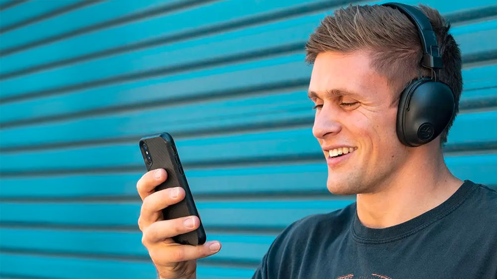 Muž se sluchátky JLab Studio Pro WRS_02