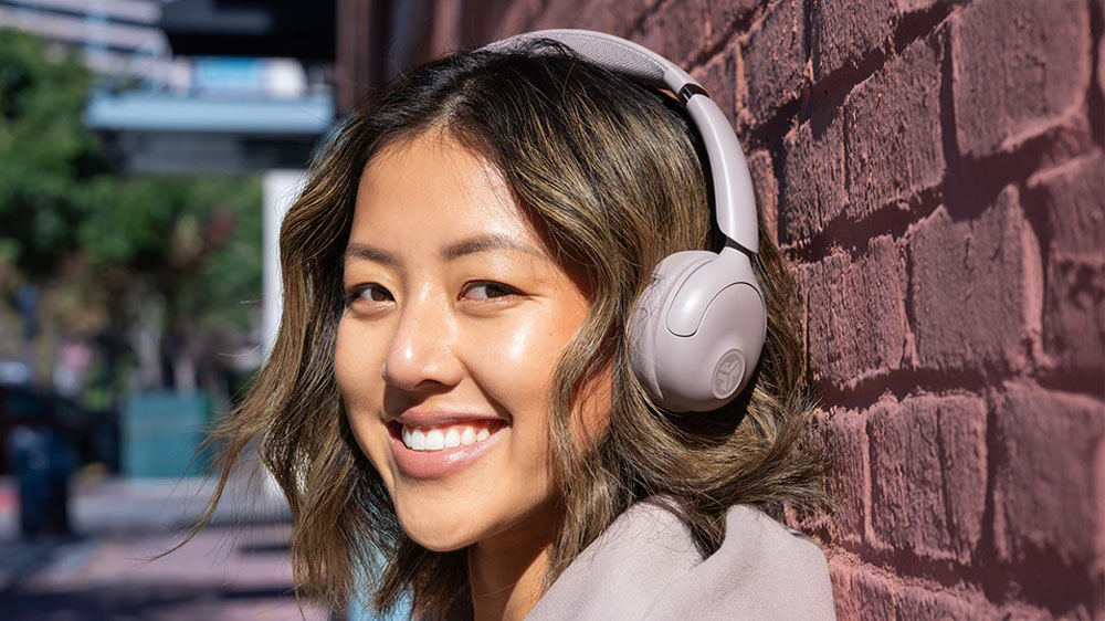 Žena se sluchátky JLab Go Lux ANC_02