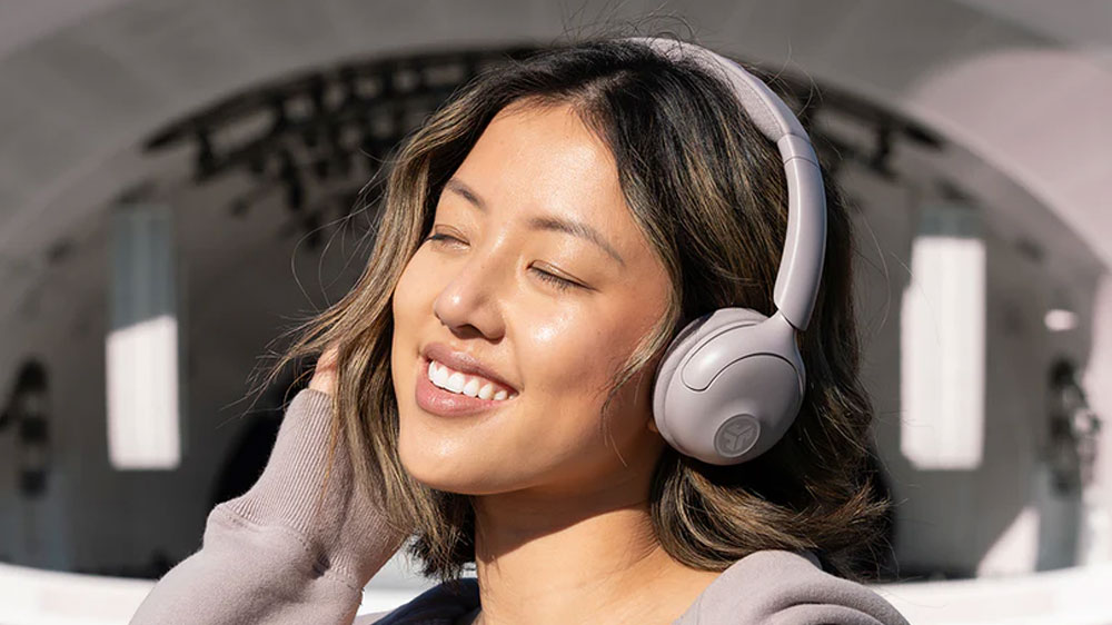 Žena se sluchátky JLab Go Lux ANC_03