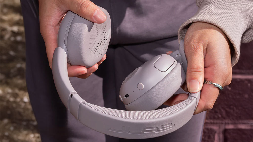 Sluchátka JLab Go Lux ANC složené v rukou_04