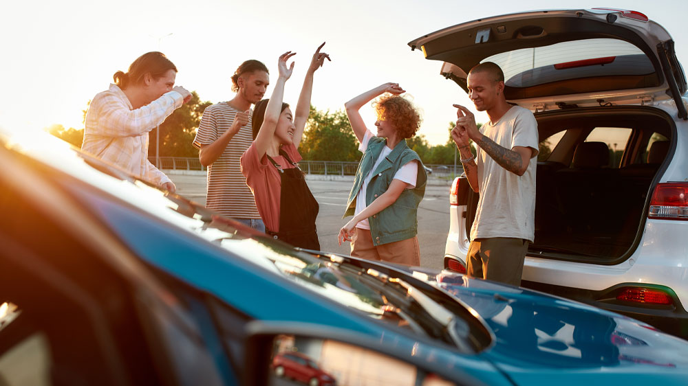 Lid&eacute; tancuj&iacute;c&iacute; u auta_03