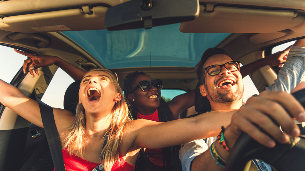 Ľudia v aute počúvajúci hudbu_02