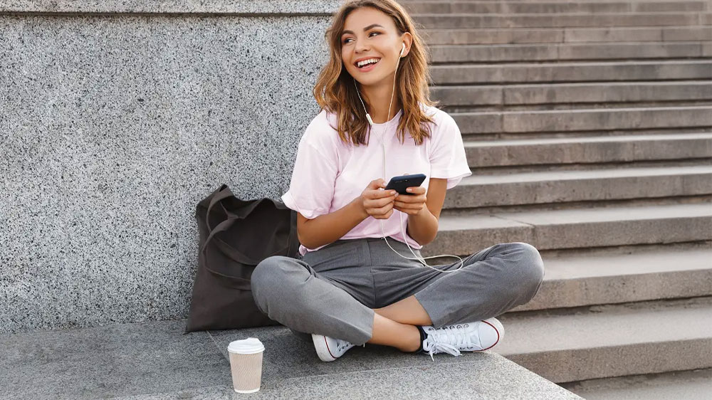 Žena so sl&uacute;chadlami JVC HA-F17MWE_02