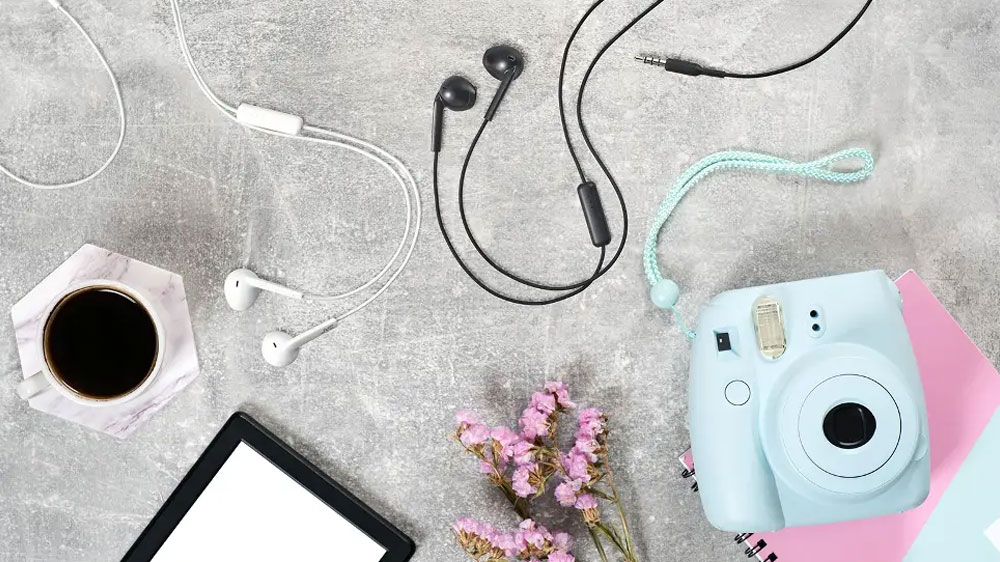 Sl&uacute;chadl&aacute; JVC HA-F17MWE na stole_03