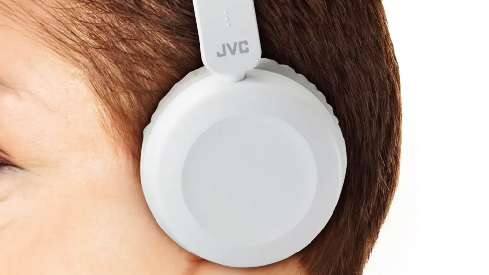 Sluchátka JVC HA-S31M-W-E White na uších_02