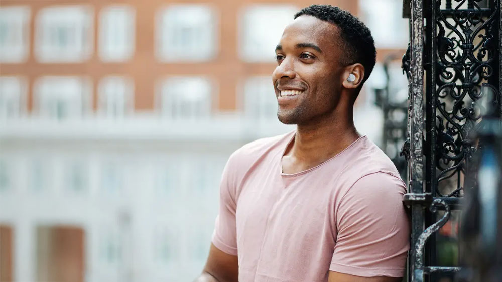 Muž se sluchátky JVC Gumy Mini HA-A5T True Wireless v uších_02