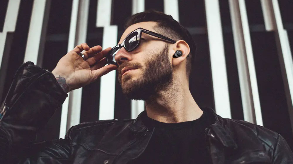 Muž se sluchátky JVC HA-A30T v uších_02