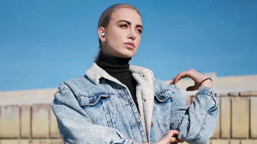 Žena se sluchátky JVC HA-A30T v uších_02