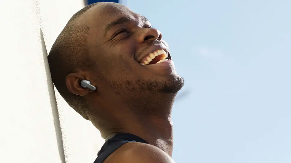 Muž s slúchadlami JVC HA-A9TWE True Wireless v ušiach_02