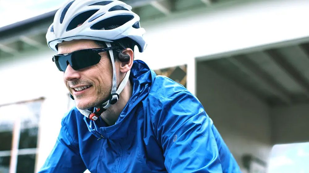 Muž na kole se sluchátky JVC HA-NP35T v uších_02