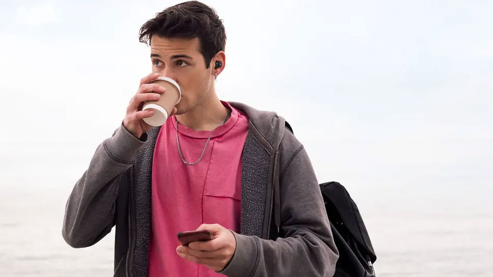 Muž so slúchadlami JVC Gumy Mini HA-A6TBU v ušiach_02