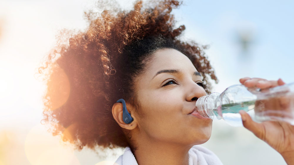 Sportující žena se sluchátky JVC True Wireless HA-EC25T-AU_02