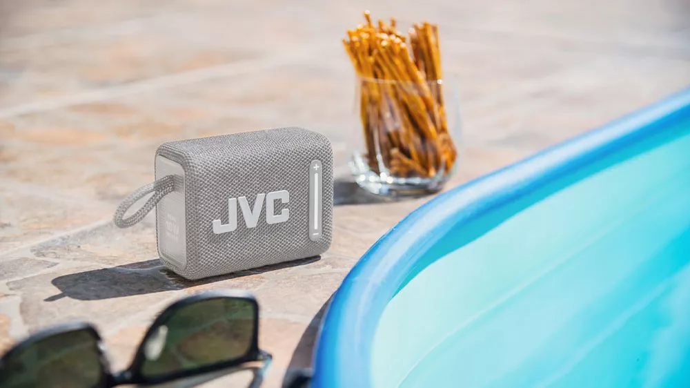Reproduktor JVC u bazénu_02
